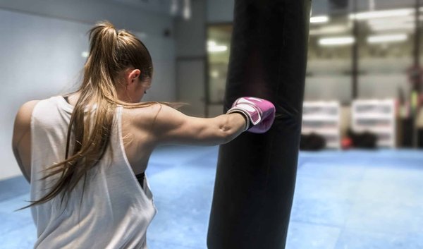 Comment la boxe peut-elle contribuer à l'amélioration des réflexes et de la vitesse de réaction ?